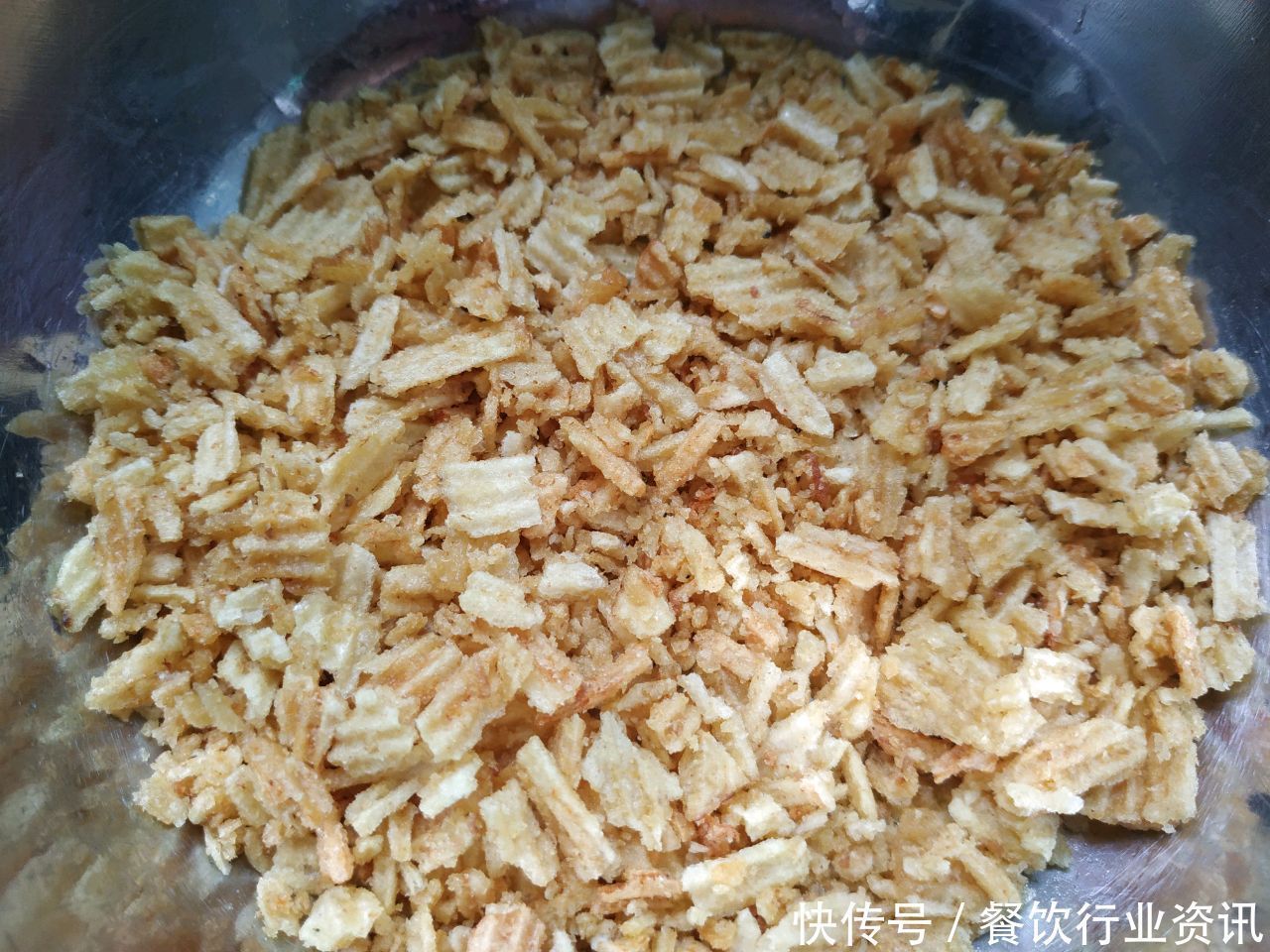 奥尔良|奥尔良烤翅,再裹面包糠就过时了,裹上它,酥脆作响会掉渣