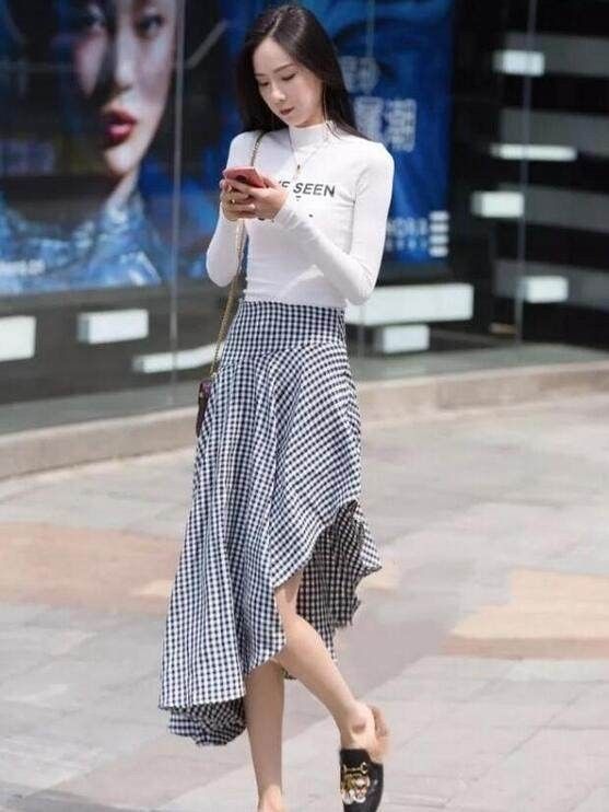 身穿白色|身穿白色背心的小姐姐,搭配牛仔裤,穿出了少女感