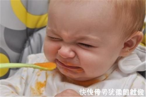 辅食|当宝宝出现这4个特征时,说明积食了,父母可以试试这样改善