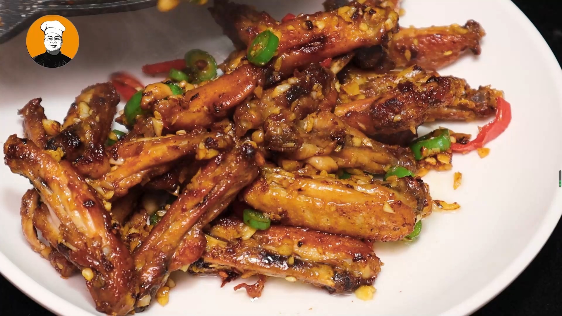 蒜香鸡翅正确做法，外焦里嫩，蒜香浓郁，学会你也是大厨