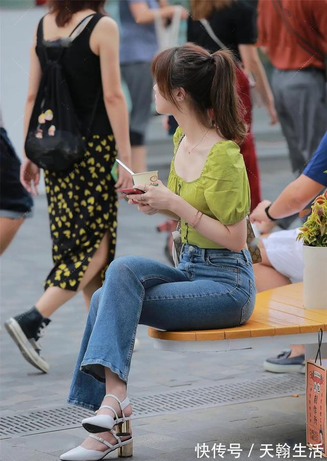 牛仔裤 “裹脚踝”穿法失宠了,现在流行这样穿,时髦舒适又显高