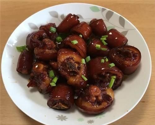 猪身上胶质最多部位，一头猪只有一个，常吃皮肤有弹性，比过燕窝