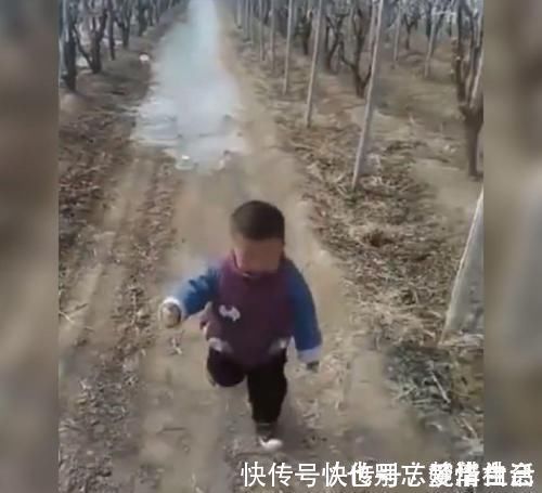 孩子|萌娃带着爸爸“遛弯”,边跑还不忘自己的爹,网友:这才是亲生的