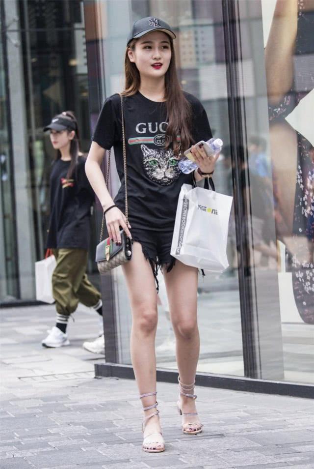 街拍：T恤配热裤的小姐姐，这样的身材，尽显优雅的女神范儿