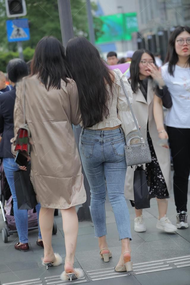 小衫配牛仔裤，修身好看又甜美，爱美女生春季减龄的搭配