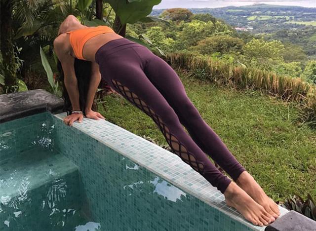 两腿|想要活得自在勤练四招瑜伽体式,达到身松心静,身心合一