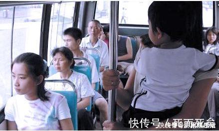 儿子|儿子抢别人鸡排吃,妈妈一旁帮腔护短,女孩的回答让妈妈后背发凉