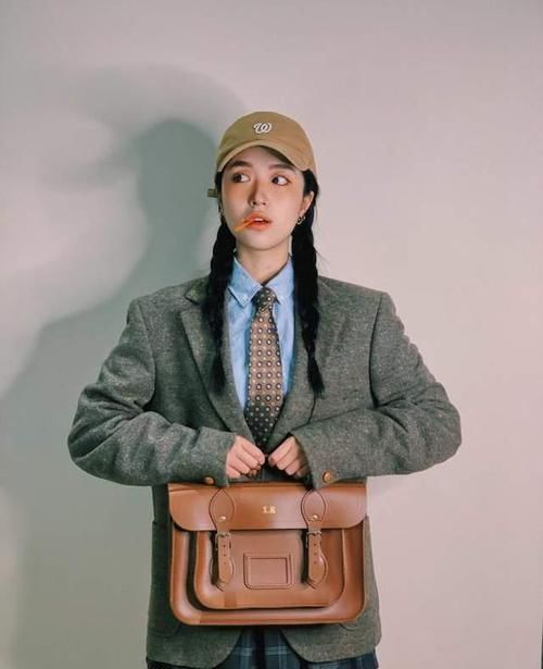 ?丢掉你的双肩包吧！今年流行“剑桥包”，时髦舒适又很能收纳