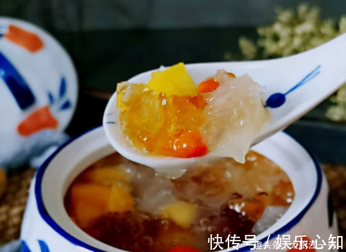 入秋后要多喝银耳汤,教你正确做法,银耳快速出胶,黏稠有营养
