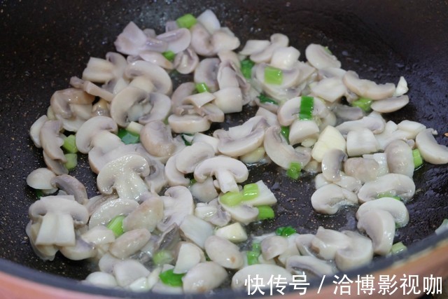 口蘑这个做法好,简单易学的快手家常菜,清爽鲜嫩,热量低不怕胖
