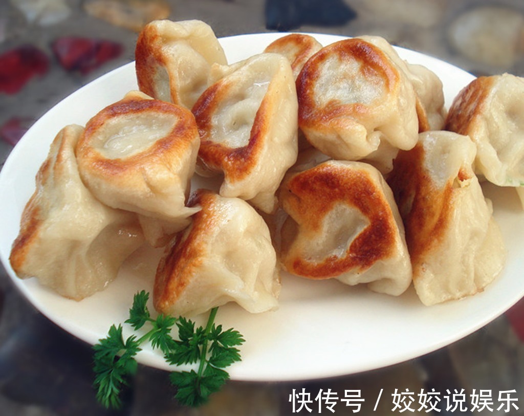 煎水饺时，万万别只会放油，只需多加一点它，饺子又酥又香