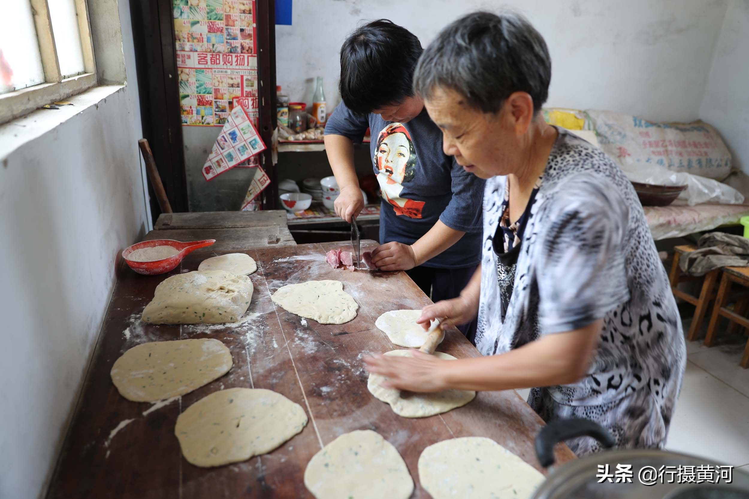 董大娘|阔别60年表哥回乡探亲，农家大妈准备了什么饭菜招待，还抹了眼泪
