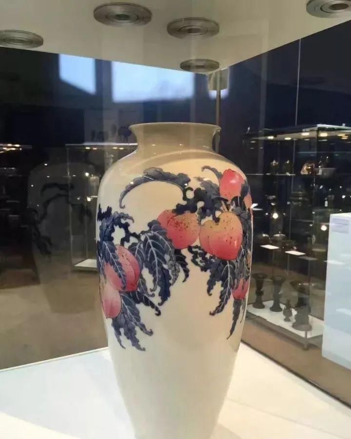 九桃“无款”王步,拍出600万天价,中国瓷器成为世界硬通货!