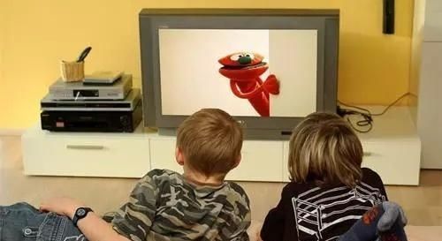 孩子|“妈妈,我在看五分钟”,三位妈妈的回答,看出孩子的教育差距