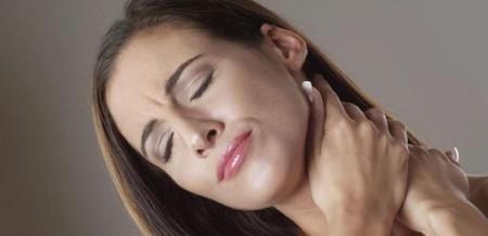 颈椎病|颈椎疼、脖子僵多半是3个原因所致教你2招，和颈椎病说拜拜