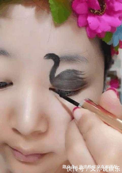 效果|女子将眼皮画成天鹅状,眨巴眼睛的时候,效果很清奇