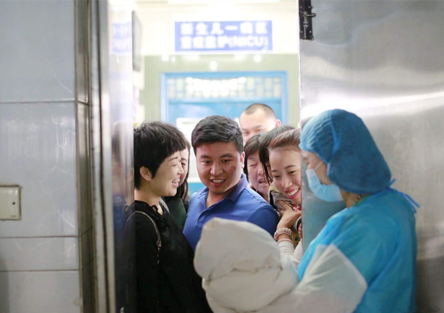 产房|从护士手里接过新生儿的,最好不是这4类人,否则宝宝后期得遭罪