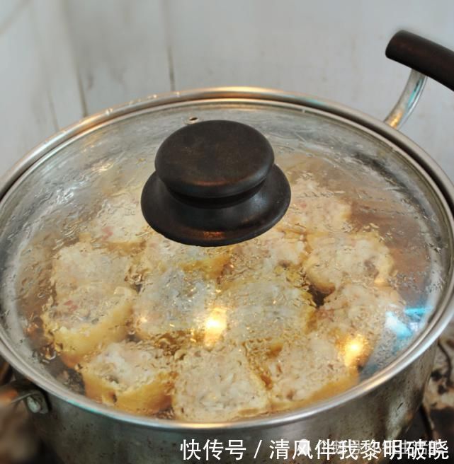 锅盖脏了不用钢丝球擦，教你一个清洁妙招，缝隙都洗得干干净净