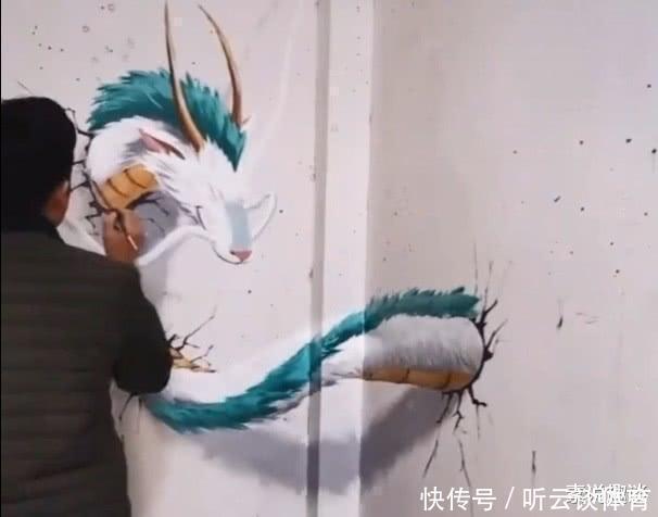 牛人@民间牛人在墙角画一条龙,3D效果骗过大家,第一眼还以为是真的