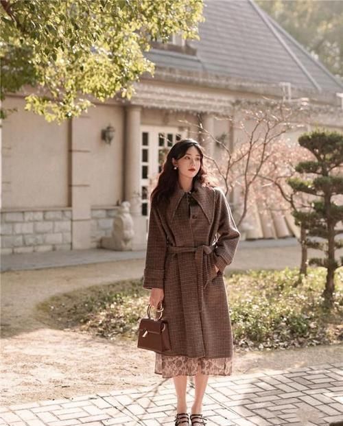 见过大场面的女人，穿大衣很少配打底裤，反而更爱这4种，特显范