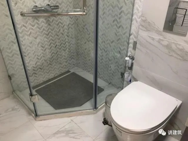 淋浴房|淋浴房还做拉槽就落伍了,现在流行立体瓷砖,防滑功能更强大!