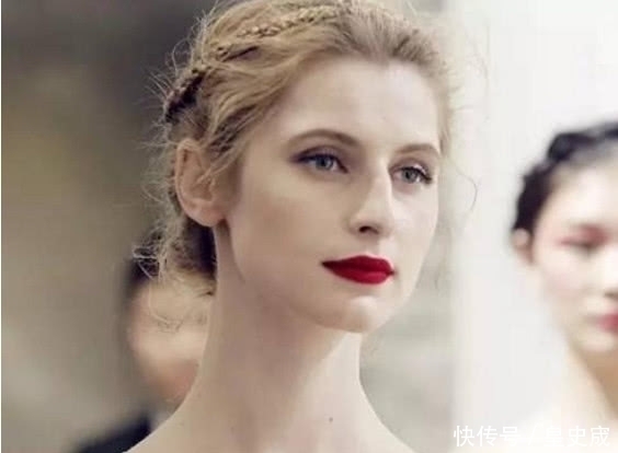 润唇膏 涂口红,多做这3个“动作”!廉价口红也能涂出高级感!