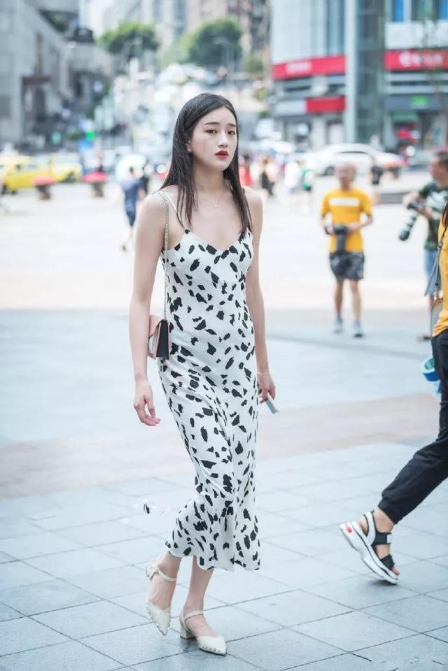 马尾 扎着气质马尾的小姐姐,身穿格纹吊带连衣裙,展现出一种经典的时尚感