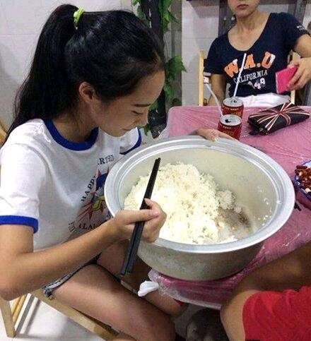 |搞笑图片幽默段子笑话:妹子你悠着点啊,胃口还真不小呢,哈哈