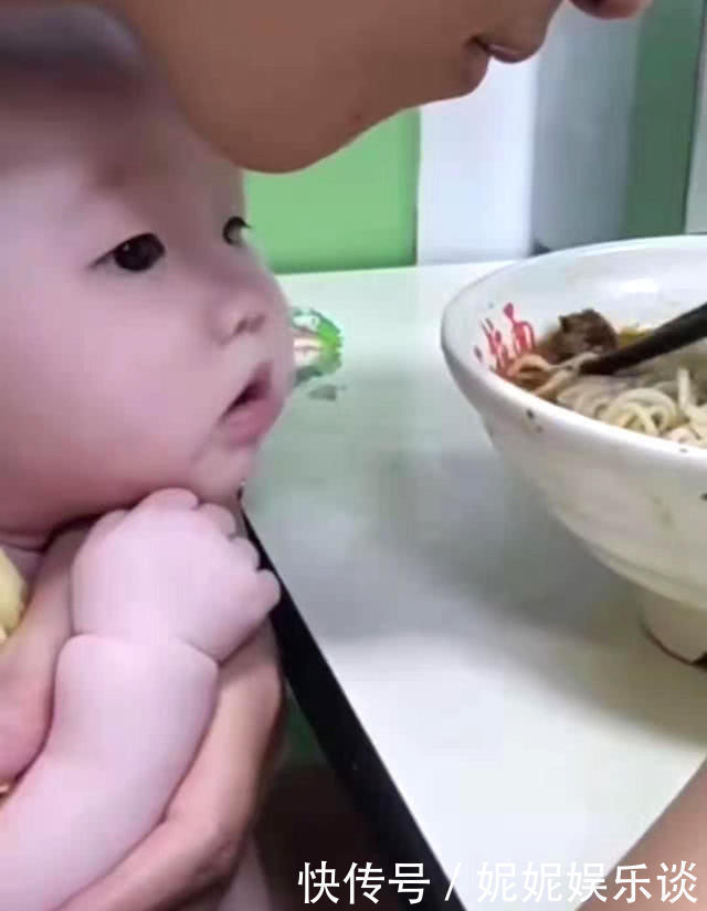 宝宝|爸爸为吃独食,对宝宝用“锁喉功”,宝宝之后的表现让妈妈笑喷
