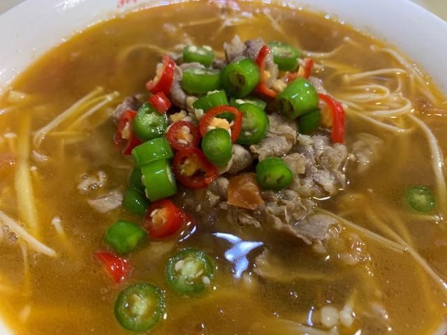 酸汤肥牛金针菇做法超简单,酸辣开胃又下饭,好吃到汤汁都不剩!