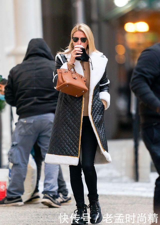 贵妇|尼基希尔顿穿格纹翻领大衣漫步街头, 风度翩翩, 像个漂亮的贵妇