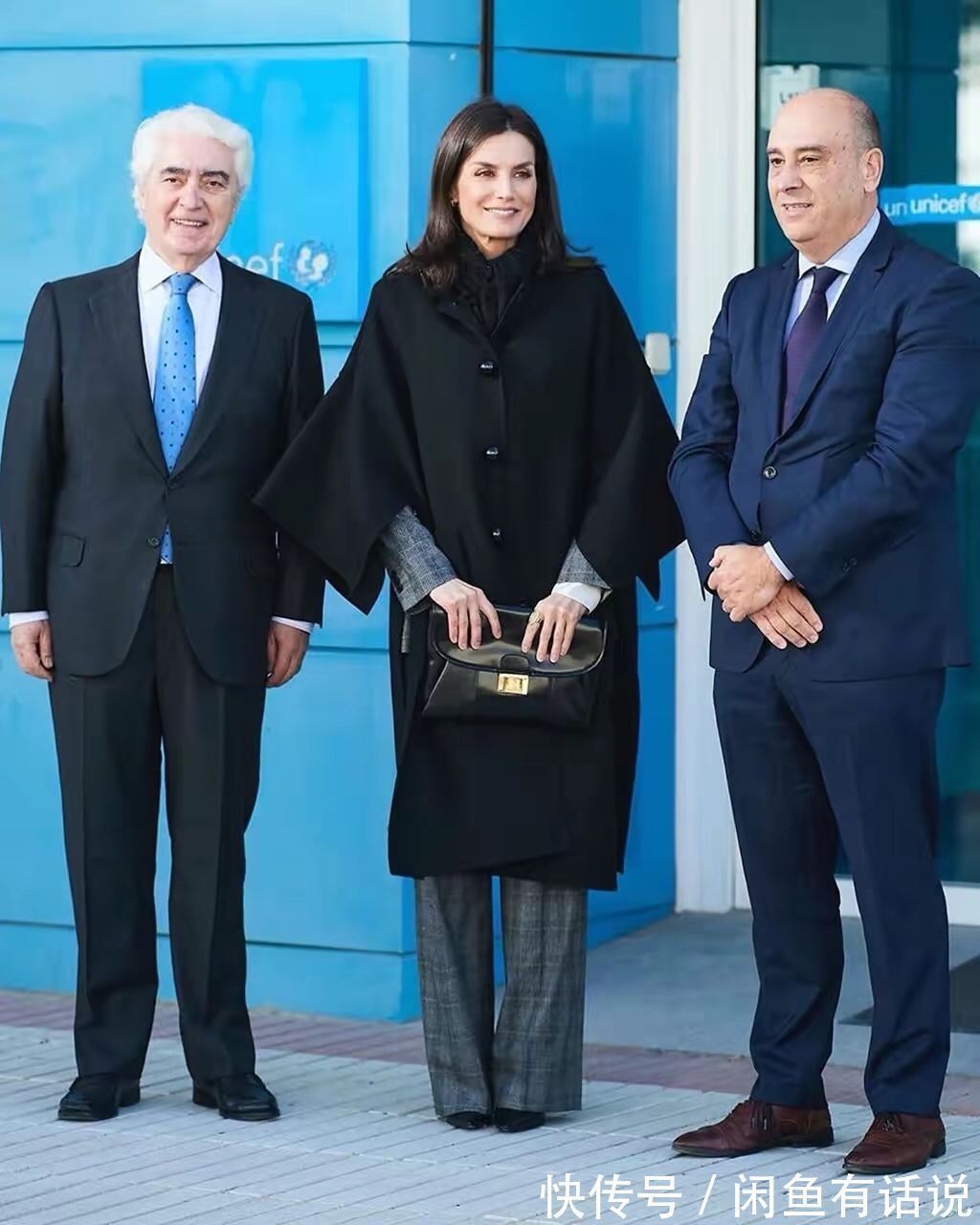 斗篷 大衣里配点什么好?看了西班牙王后的穿搭就知道,越基础越高级