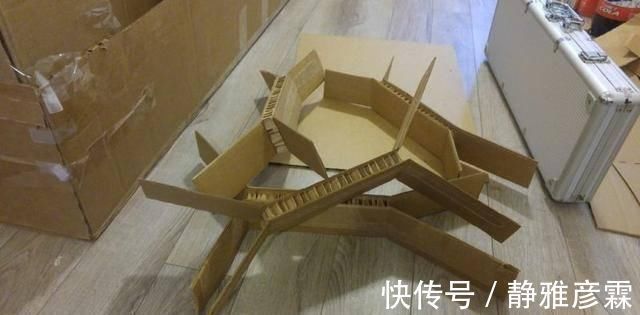 旧纸箱子卖不了几毛钱，老妈攒下来做了张单人床，还挺结实的