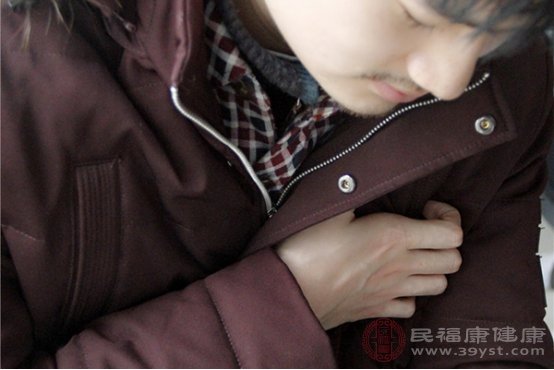 右胸口上方隐隐闷痛