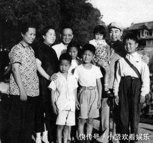 大才子郭沫若的后人如何?三位夫人11个子女,个个都是俊杰