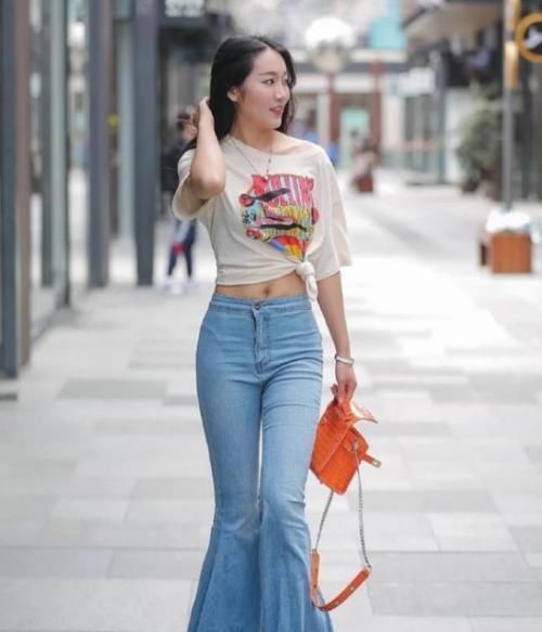 街拍小姐姐一件灰色连衣裙搭配小背心,秀出靓丽的身材