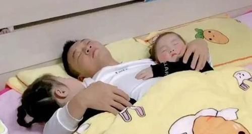 镜头|宝爸“左拥右抱”俩女儿睡午觉,镜头转到儿子后,宝妈立马急了