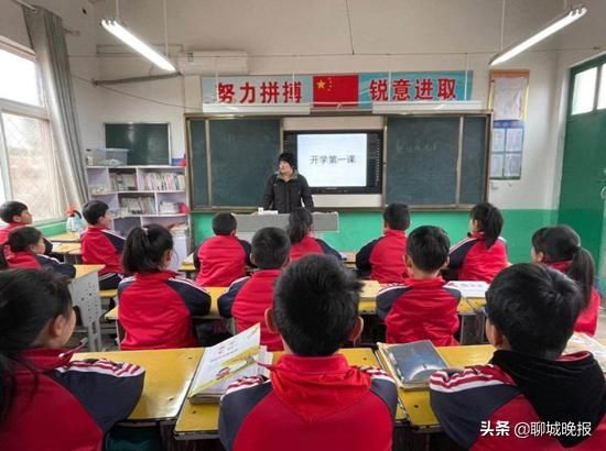 聊城这所小学的开学第一课：爱国教育 致敬戍边英雄