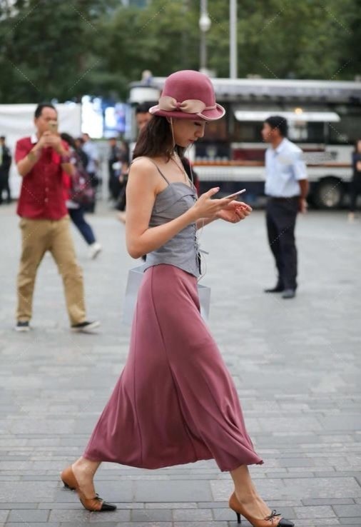 穿搭 墨绿色的无袖上衣，搭配黑色九分裤，整体给人简单清爽利落感觉