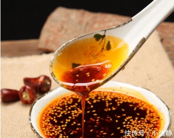 辣妹子|做辣椒油时,直接淋油就错了!大厨教你正确做法,辣椒油香辣红亮