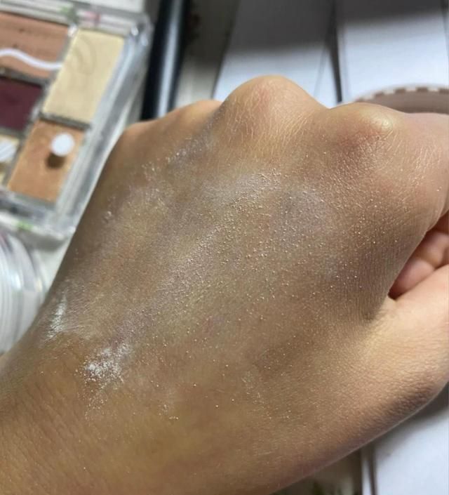 花西子|都说国货好,实则大翻车!花西子拔干卡粉,完美日记白送也不用