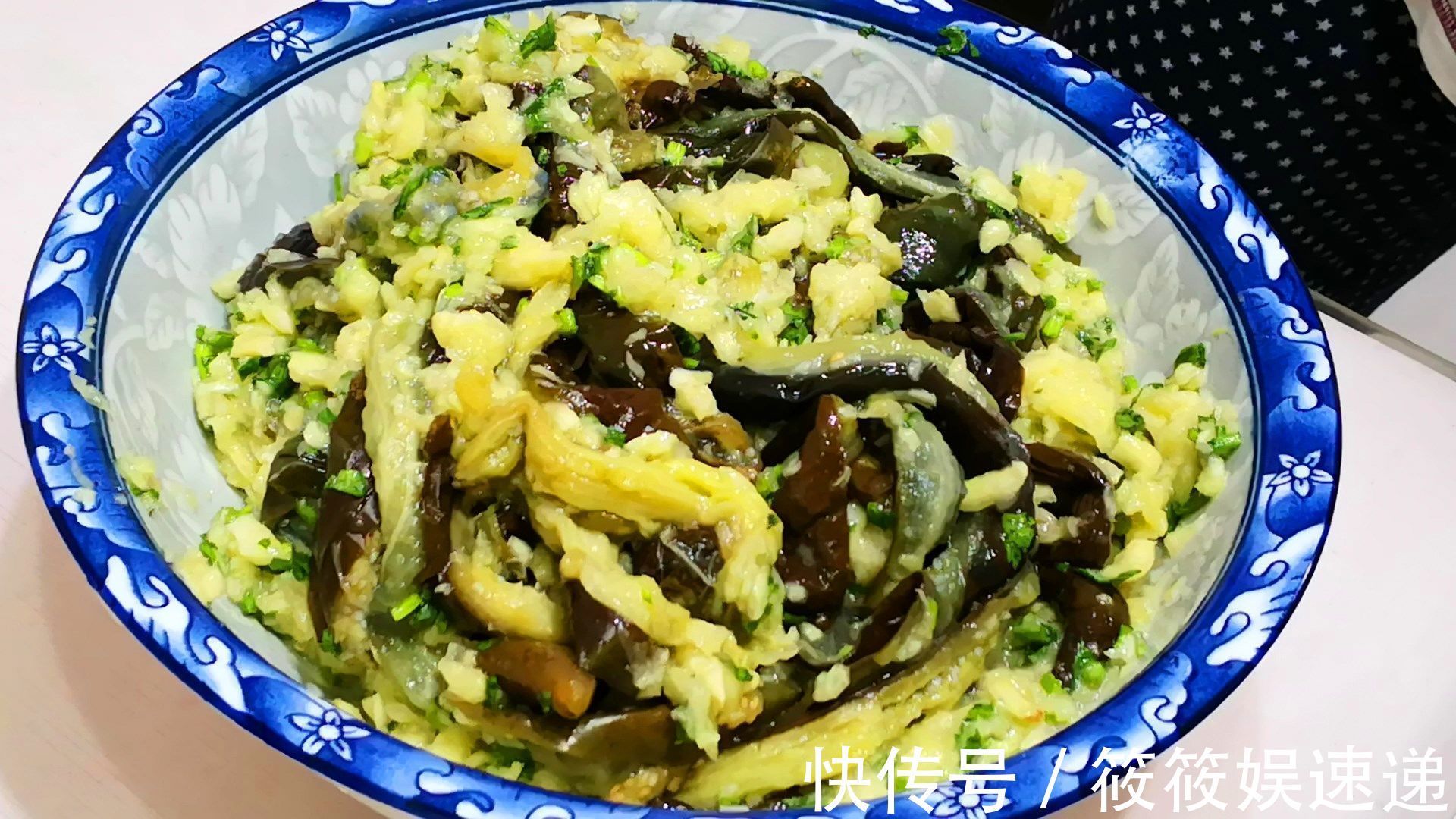 入秋后,遇到此菜我从不手软,5块钱买10斤,腌好后冬天吃特香