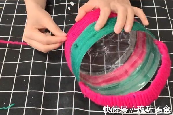 毛线|空油桶真是个“宝”，把毛线缠在空油桶上，全家人都要抢着用！