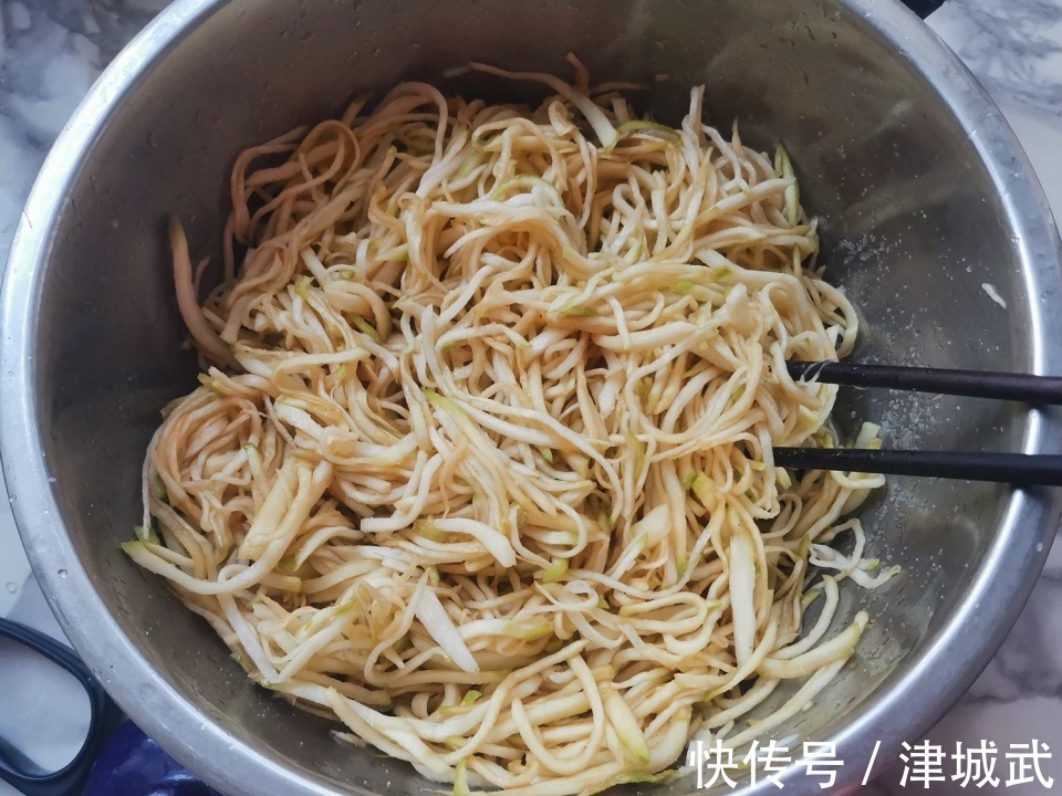 这碱性食材1块钱一斤，比萝卜还养人，拌拌吃一冬也不坏，杀菌防感冒
