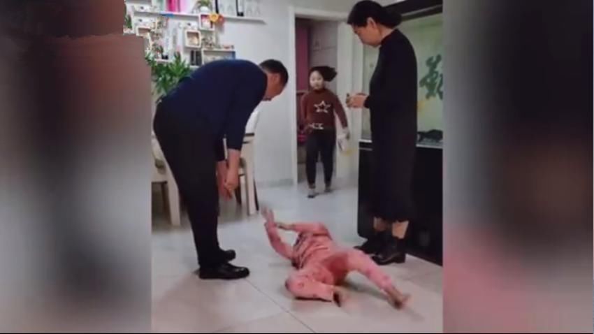 家长|妹妹不想喝药躺地上打滚耍赖,见到姐姐“秒怂”,网友:死亡凝视