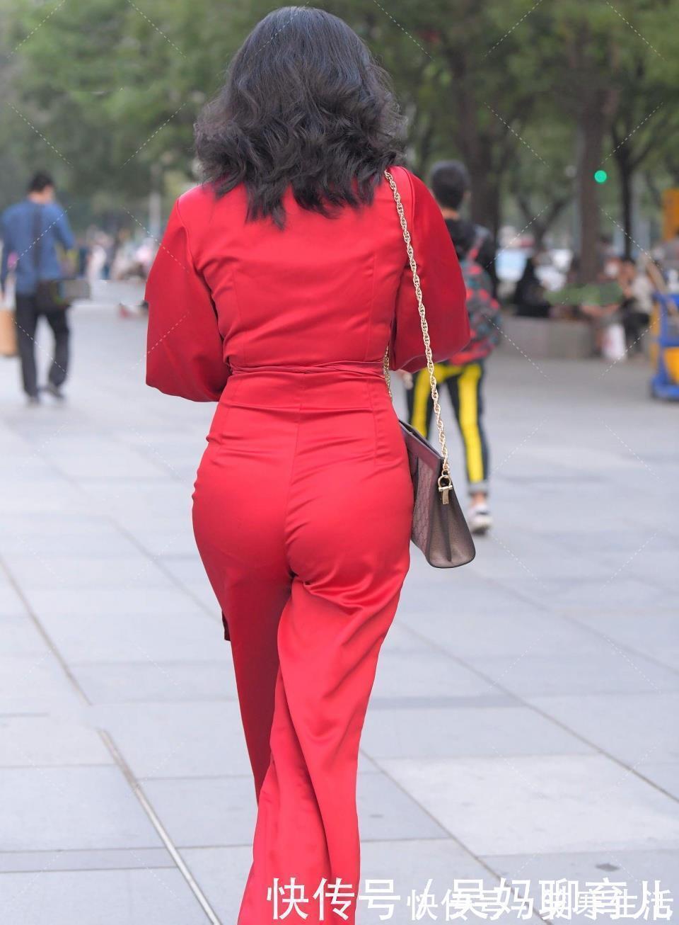 高跟鞋 小白鞋搭配修身碎花裙,优雅时尚,满满的青春少女感