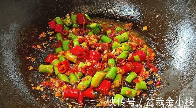 川味烧茄子|立秋后可以试一试这种方法制作的“川味烧茄子”,成菜开胃下饭