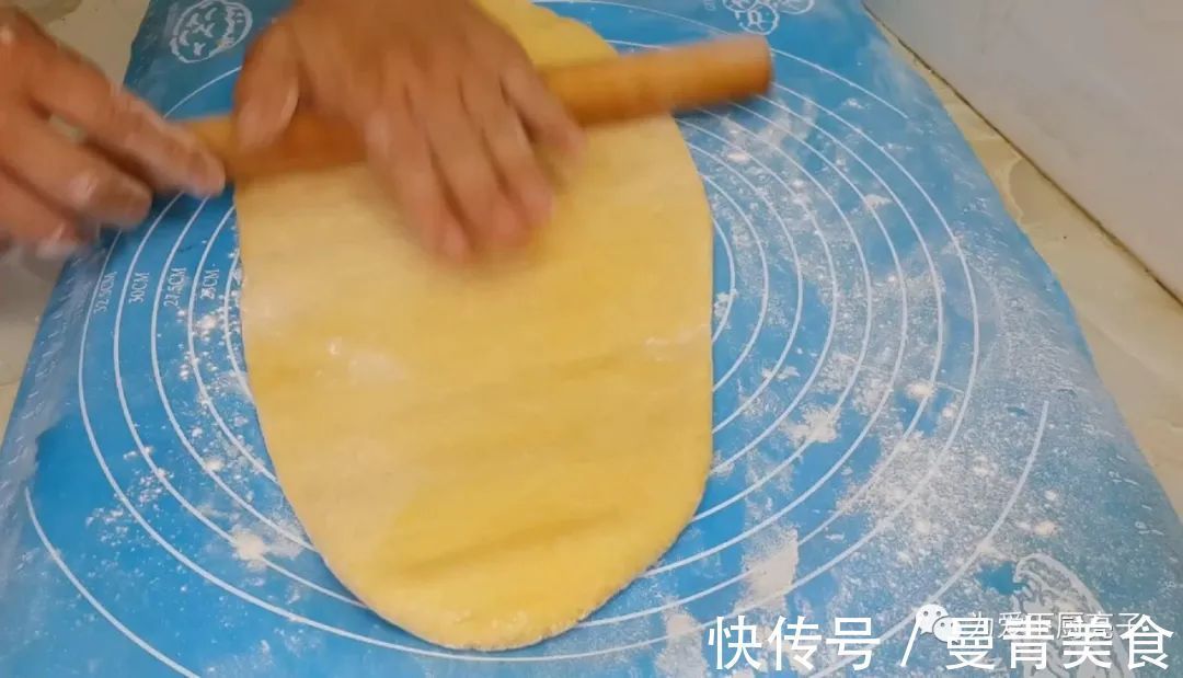 红豆面包|家常红豆面包做法,两勺卷一卷,松软香甜又解馋,学会都能开店了
