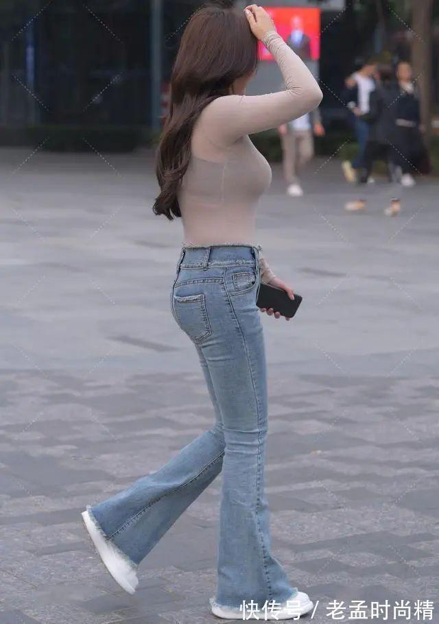 破洞牛仔裤 肉色网纱长袖上衣搭配蓝色牛仔阔腿裤,穿出潇洒,很有女人味