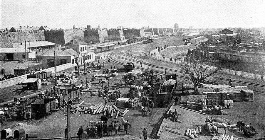 清末|一组清末老照片图3九龙壁前荒草丛生,图4夏天马车运冰块